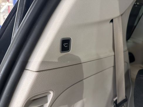 Used 2020 Chrysler Pacifica Touring-L image 8