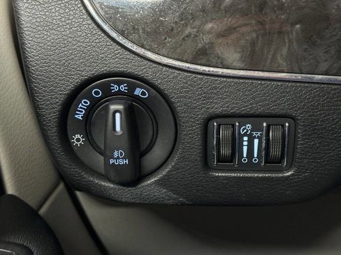 Used 2015 Chrysler Town & Country Touring-L w/ Driver Convenience Group image 17