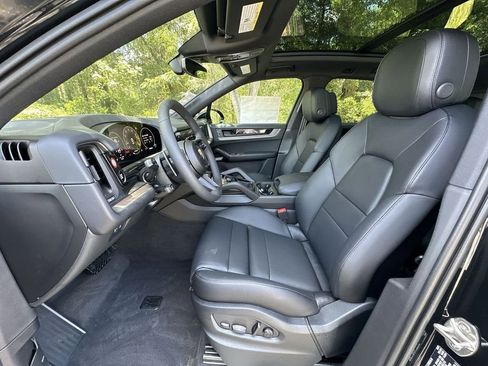 Certified 2025 Porsche Cayenne AWD/4WD image 7