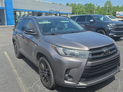 Used 2019 Toyota Highlander SE w/ Nightshade Edition image 12