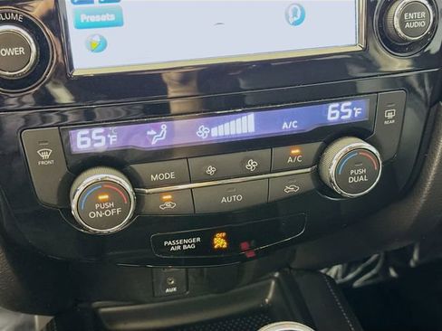 Used 2017 Nissan Rogue SL w/ SL Premium Package FWD image 18