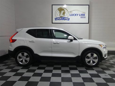 Used 2021 Volvo XC40 T5 Momentum w/ Climate Package image 6