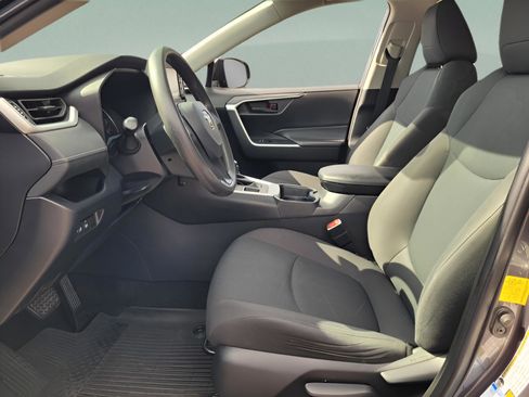 Used 2021 Toyota RAV4 LE image 13