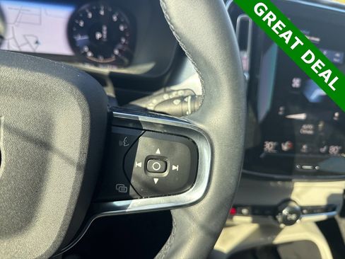 Used 2022 Volvo XC40 T5 Momentum image 22