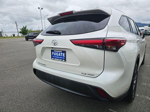 Used 2021 Toyota Highlander XLE AWD/4WD image 7