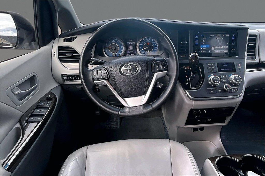 Used 2017 Toyota Sienna XLE Premium FWD image 5