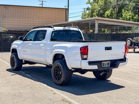 Used 2017 Toyota Tacoma TRD Sport AWD/4WD image 2