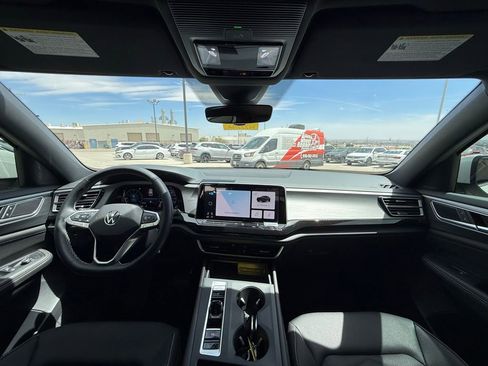 Used 2025 Volkswagen Atlas Cross Sport SE FWD image 15