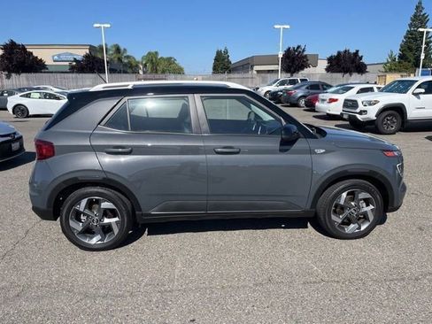 Used 2024 Hyundai Venue Limited FWD image 4