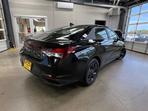 Used 2022 Hyundai Elantra SEL image 5