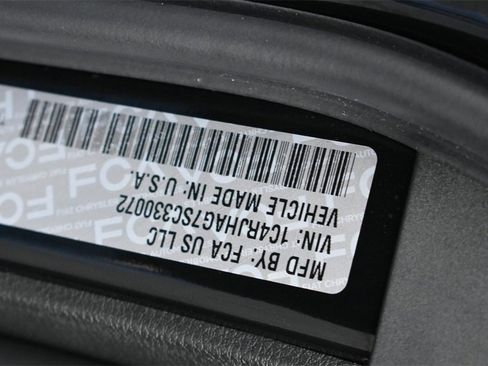 Used 2025 Jeep Grand Cherokee Laredo w/ Luxury Tech Group I image 32