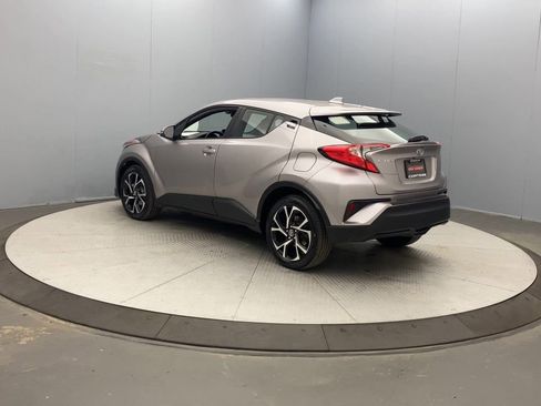 Used 2019 Toyota C-HR XLE FWD image 3