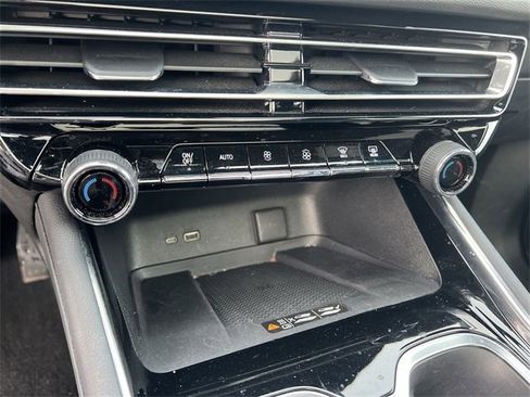 Certified 2024 Chevrolet Traverse RS image 17