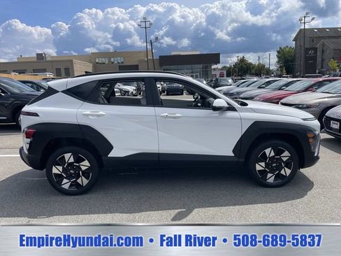 Used 2024 Hyundai Kona SEL AWD/4WD image 3