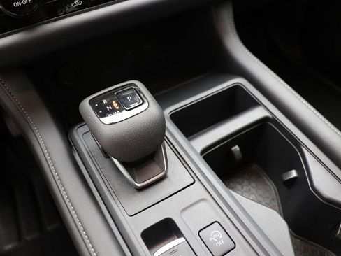 Used 2024 Nissan Pathfinder S image 23