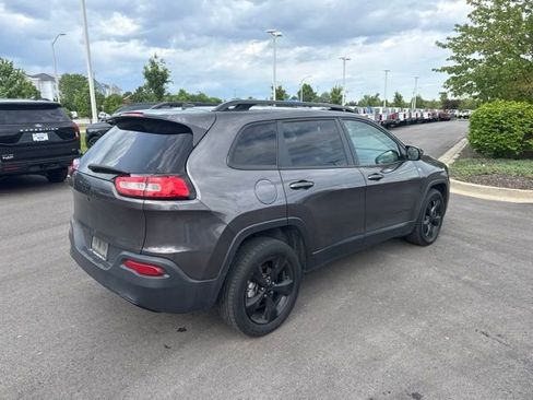 Used 2018 Jeep Cherokee Latitude w/ Altitude Package FWD image 6