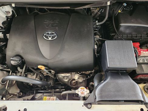 Used 2020 Toyota Sienna XLE Premium FWD image 32