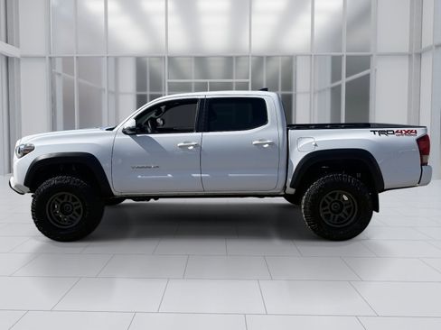 Used 2016 Toyota Tacoma TRD Off-Road w/ Premium & Technology Package image 3