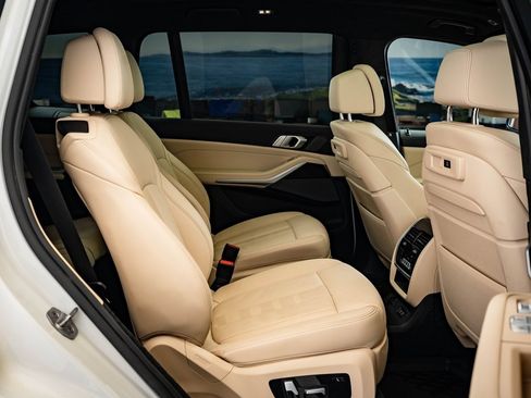 Used 2021 BMW X7 xDrive40i w/ Premium Package image 38