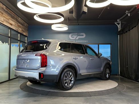 Used 2024 Kia Telluride LX AWD/4WD image 3