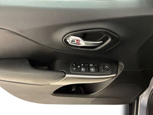 Used 2021 Jeep Cherokee Latitude Plus AWD/4WD image 13