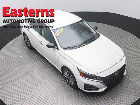 Used 2025 Nissan Altima 2.5 SV FWD image 3