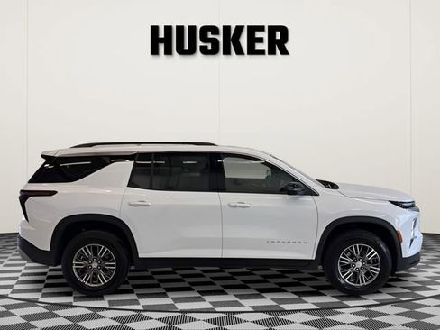 Used 2025 Chevrolet Traverse LT image 2