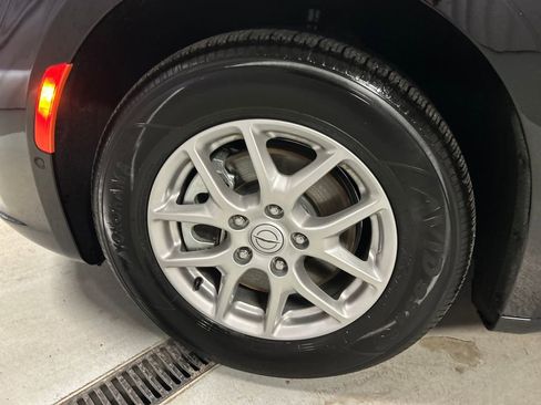 Used 2025 Chrysler Pacifica Select image 9