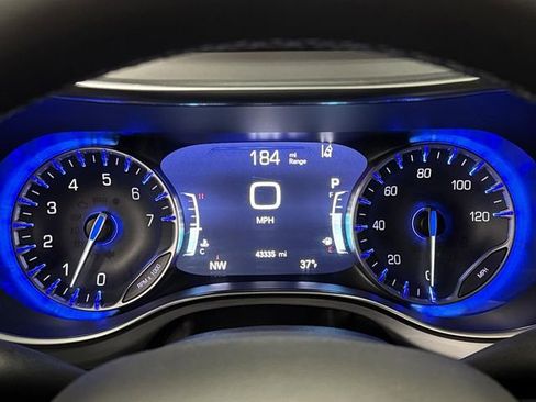 Used 2025 Chrysler Pacifica Limited image 18