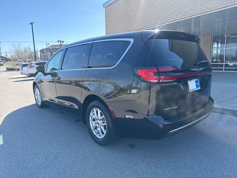 Used 2023 Chrysler Pacifica Touring-L FWD image 2