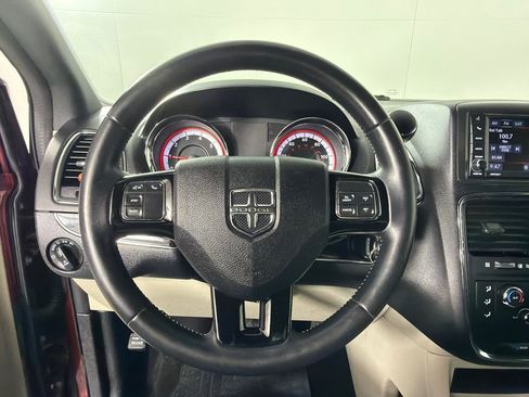 Used 2019 Dodge Grand Caravan SXT FWD image 13