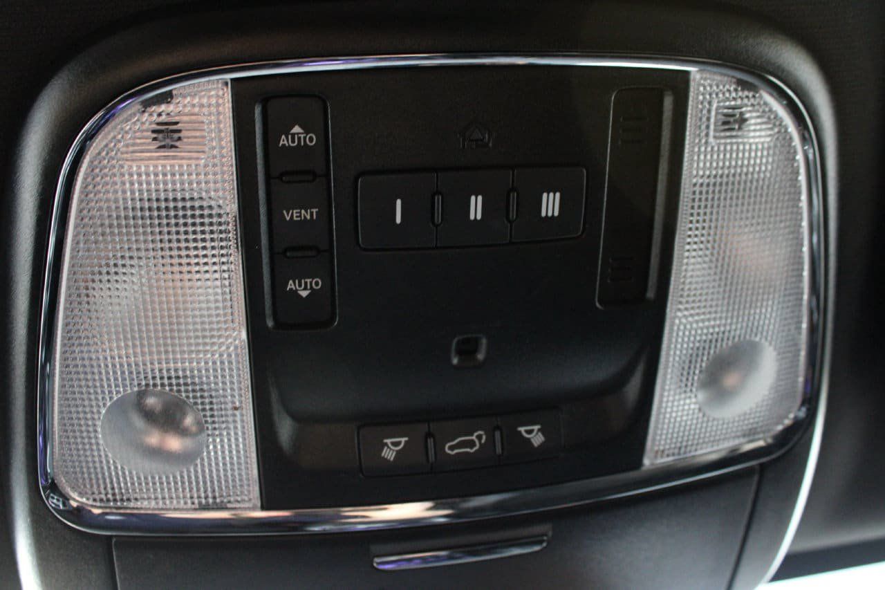 Used 2020 Jeep Grand Cherokee Altitude AWD/4WD image 18
