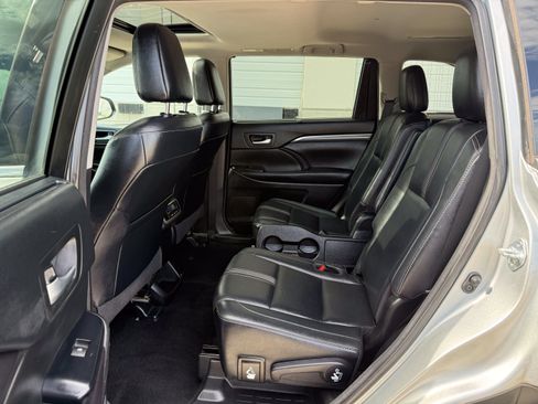 Used 2017 Toyota Highlander SE w/ Carpet Mat Package AWD/4WD image 28