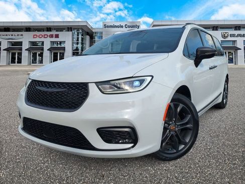 Used 2024 Chrysler Pacifica Touring-L w/ Road Tripper Package image 1