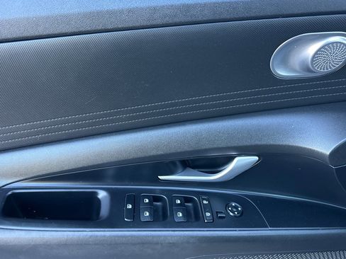 Used 2022 Hyundai Elantra SE FWD image 11