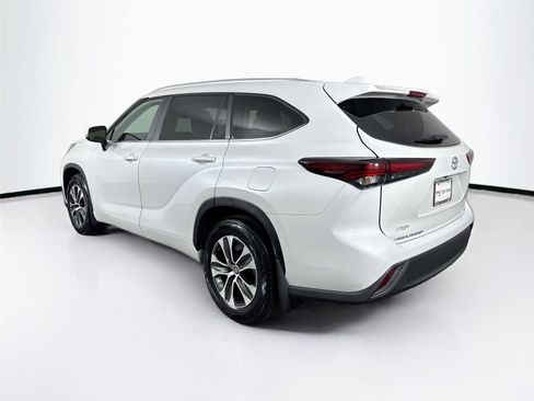 Certified 2024 Toyota Highlander XLE image 13