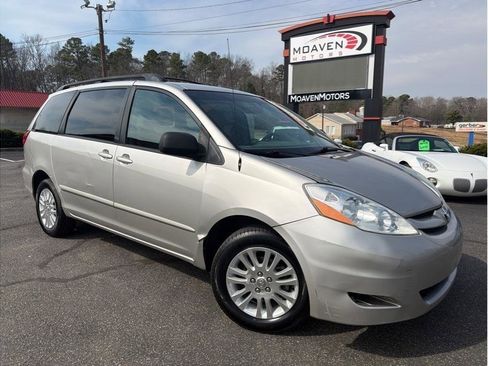 Used 2010 Toyota Sienna LE image 1