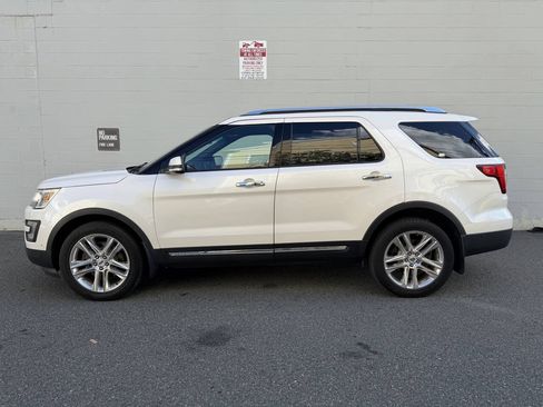 Used 2017 Ford Explorer Limited w/ Equipment Group 301A AWD/4WD image 3