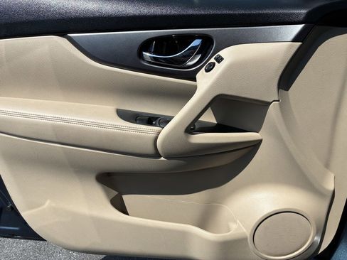 Used 2016 Nissan Rogue SV w/ SV Premium Package AWD/4WD image 16