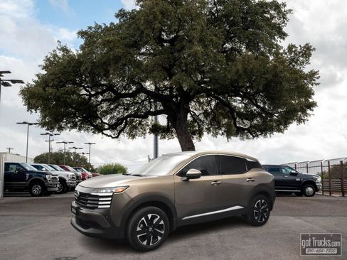 Used 2025 Nissan Kicks SR FWD image 1