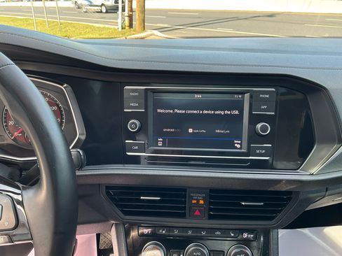 Used 2019 Volkswagen Jetta SE w/ Cold Weather Package FWD image 9