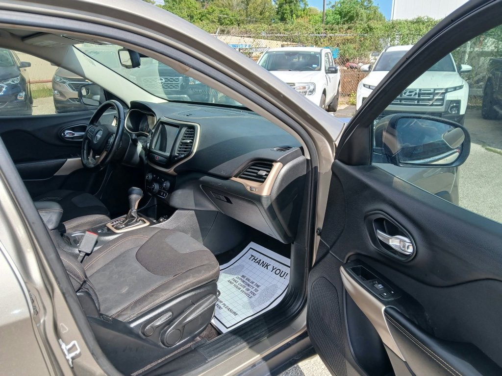 Used 2017 Jeep Cherokee Latitude FWD image 10
