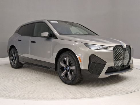 Used 2023 BMW iX xDrive50 w/ Sport Package AWD/4WD image 5