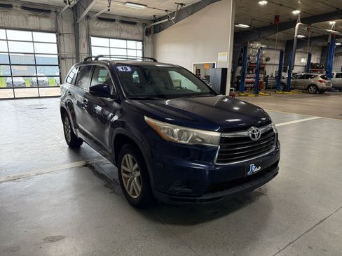 Used 2015 Toyota Highlander LE FWD image 4