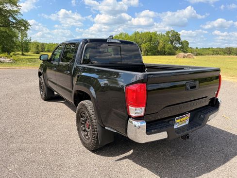 Used 2022 Toyota Tacoma SR5 RWD image 4