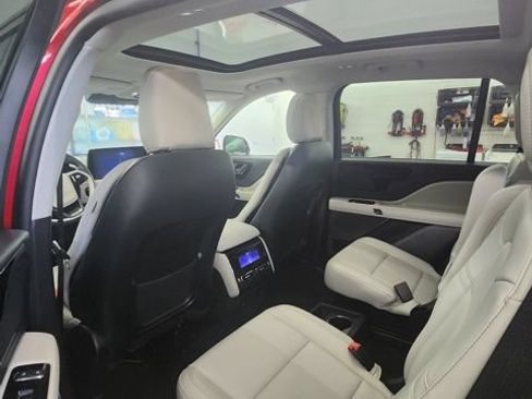Used 2025 Lincoln Aviator AWD image 9