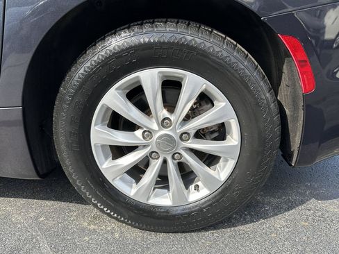 Used 2019 Chrysler Pacifica Touring-L FWD image 78