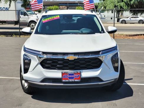 Used 2025 Chevrolet Trax LT w/ LT Convenience Package FWD image 3