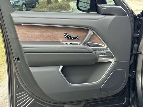 Certified 2025 Land Rover Range Rover SE image 19