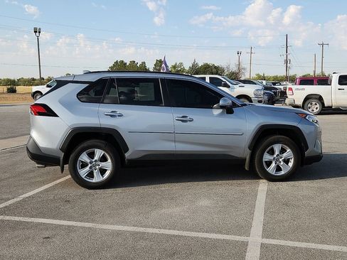 Used 2021 Toyota RAV4 XLE w/ Convenience Package FWD image 5
